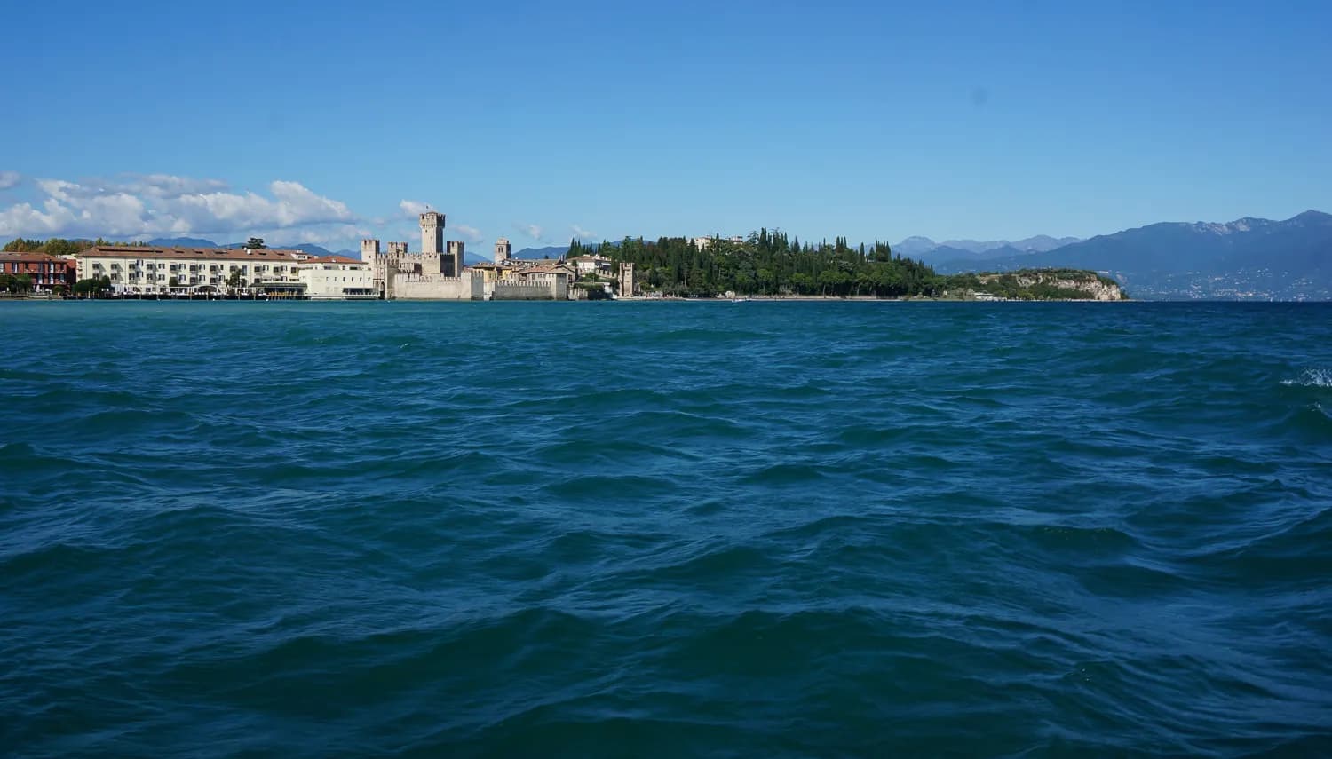 Panoramic view of Sirmione on Lake Garda — setting for Sinestèsia's 'Piano on Canvas'.