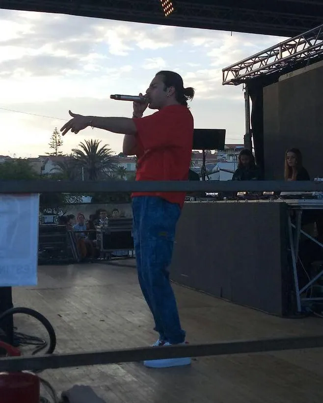 Italian rapper Ernia performing live in concert.