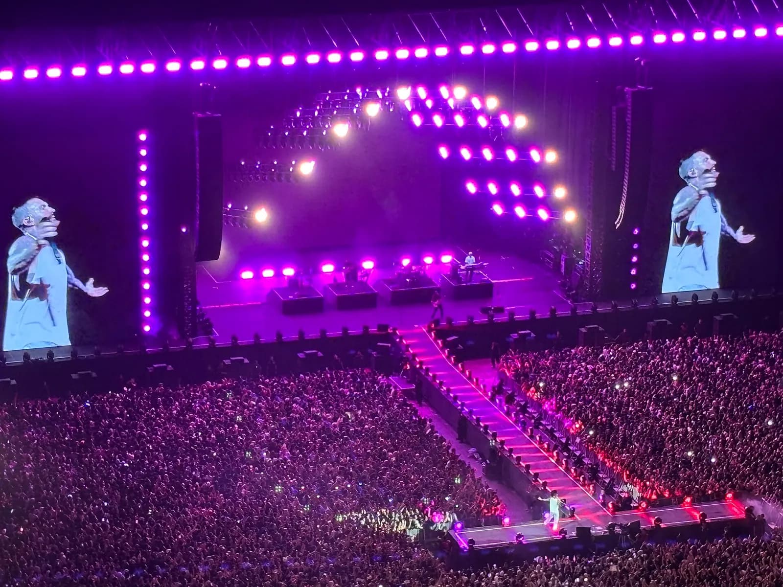 Maroon 5 performing live (Jakarta International Stadium).